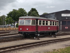 Der Triebwagen für den letzten Zug des Tages wird bereitgestellt