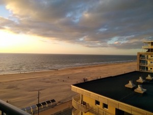 Blick aus vom Hotelzimmerbalkon auf den Strand