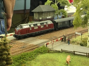 A7E88779-0522-418A-8DB4-2454E4BDDBB9.jpeg (762.73 KiB) 1476 mal betrachtet H0. V200 vor dem Stellwerk Westheim