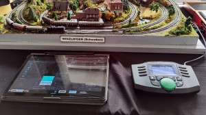 Tablet (mit WLAN) und Z21 App, daneben der herkömmliche Handregler "MobileStation 2"