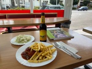 Empfehlung Nr.1 heute: Schaschlik, Pommes, Krautsalat.