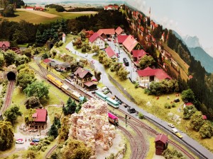 IMG_20231104_120515.jpg (1.43 MiB) 1074 mal betrachtet Bahnhof und Dorf, vorne die namensgebende Burg