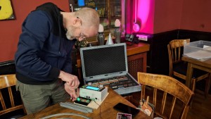 20250304_204955.jpg (493.31 KiB) 1003 mal betrachtet Max schraubt noch den Stromanschluss fertig