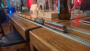 Himmberfarbene Ludmilla zieht Baureihe 143 "Miet-Mich"