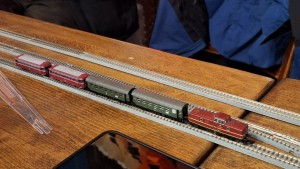 V80 mit Personenzug besonderer Art