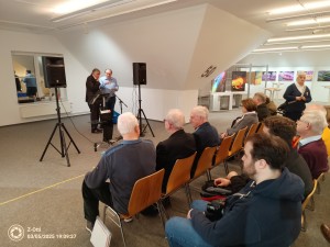 Links der Sponsor, rechts der Museums Chef Dr. Brandenburg