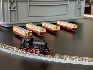 Stammtisch Rhein-Main Juni 2025 Bahls 89er vor Stadtbahn von NoBa.jpg