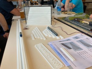Stammtisch Rhein-Main Juni 2025 3D Druck Vitrinen und Schienen von H.-J. Frey.jpg