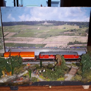mit Verkehr auf der anderen Rheinseite