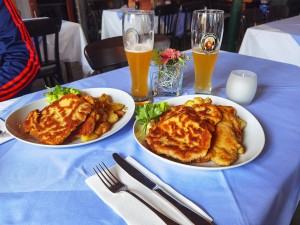 Mahlzeit! Jedes Mal schwöre ich mir: heute gibt's nur die kleine Portion (links ist die von Matthias, nicht dass einer denkt, ich schöbe mir zwei Teller rein)
