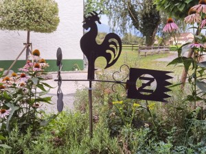 Der Wetterhahn im bestuhlten Freibereich des Oedhof zeigt das Motto der nächsten beiden Tage.