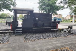 Köf vor dem Haupteingang der Lokwelt