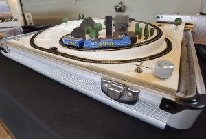 Die 120er Solarlok tut sich schwer, v. a. weil der Boden und danit die Tischoberfläche abschüssig ist