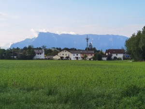 Blick vom Oedhof nach Süden auf die Berge, die Lokwelt liegt in dieser Richtung nur wenige Hundert Meter entfernt. Wer genau hinschaut, der erkennt das Dach des Ringlokschuppens.