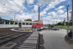 Turmtriebwagen auf der 23 Meterbühne der Drehscheibe in der Lokwelt. Ich konnte zur Tür hinaus fotografieren, der Außenbereich war zu bestimmten Zeiten für Besucher geöffnet für Drehscheibenmitfahrten.
