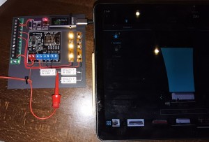 Digitalsteuerung von Dieter Prohaska aus Wien für analoge Loks. Quasi Decoder am Gleis, jedoch zusätzlich mit 4 Funktionsausgängen. Inkl. WLAN für Nutzung des Tablets mit entsprechender App (z.B. Z21 App) <br /><br />Von mir drapiert auf einer Kunststoffplatte und ergänzt mit USB-C Trigger Platine für Stromeinspeisung aus Powerbank, Messgerät Strom / Spannung, LED-Lichtstreifen um Funktionsausgänge zu zeigen, Lastwiderstände am  Gleis&quot;plus&quot; um verschiedene Abgriffe mit einer Zange zu ermöglichen, damit unterschiedliche Motoren (GAM, 3/5 Poler) feinfühlig gesteuert werden können.