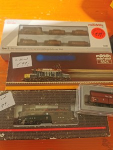Händler bzw gebrauchtes gibt es nicht wirklich. Zu empfehlen ist Korb Rau in der Innenstadt! Mein Vater hat such die BR 80 gegönnt und ich hab die 2 Loks und den Wagen für 200 bekommen.