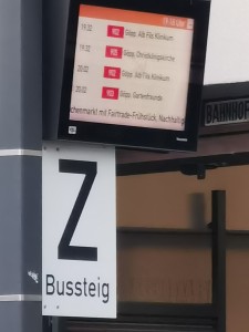 Sogar der Göppinger Busbahnhof feiert Zett. Na ja, man kommt halt nur zur Klinik.