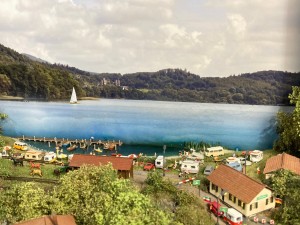 Trainini Ausstellung 2025 - Koffer Laacher See.jpg