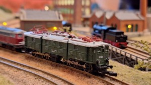 Vielleicht diese  Altbaulok aus Göppingen? Wäre  dabei! Wer noch? DAUMEN HEBEN ;--)