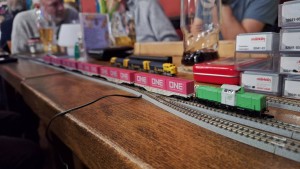 The ONE - V100 SETG mit neuem Aufgabengebiet. Rosa ist modellbahnfähig geworden!