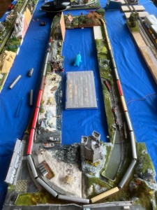 zwei Jungs wollten einen möglichst langen Zug sehen.