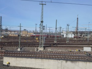 Ulm an der Donau, nördliche Bahnhofszufahrt: abgestellter VT 12.5: Ulmer Eierkopf / Stuttgarter Rössle