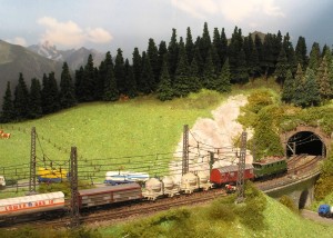 die alte E144 mit einem Güterzug fährt in den Roßbergtunnel.2 kopie.jpg