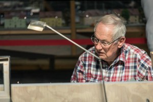 Hans Müller, er fährt z.Zt. analog mit funktionsfähiger Oberleitung, wurde aber auf der Ausstellung in Teamarbeit von den Vorzügen der digitalen Steuerung angefixxt. Eine Mobile-Station und eine Gleisbox wurden sofort erworben...