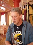Rainer lauscht den Erklärungen von Hannes