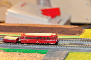 Ein Schienenbus mit Anhang