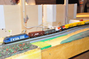 Die BLS 465 mit buntem Zug am Haken ...