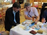 Franz Vetter und Andreas Müller,  der ein Video seines Wagens mit Sounddekoder zeigt