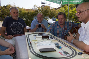 Stammtisch-5.jpg (702.73 KiB) 6408 mal betrachtet ...immer aufmerksam von Paparazzi verfolgt.