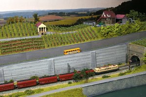 08-Entlang der Rhosel-Weingut und Grutenhäuschen.jpg