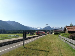 Zugkreuzung in Langenwang, nur ca 5km entfernt von Endbahnhof in Oberstdorf