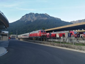 Der zweite IC des Tages hat am Abend Oberstdorf erreicht und drückt gleich seinen Zug in die nächtliche Abstellung