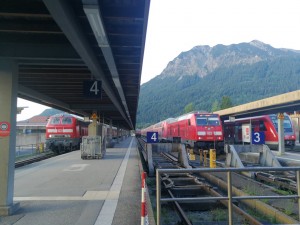 Viel Betrieb im Bahnhof, die 218 im Hintergrund hat den ersten IC nach Oberstdorf gebracht und wurde am Bahnsteig für die Nachtruhe abgestellt