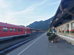 Ein Blick über den Bahnsteig zur Abstellung, die 218 ist mit ihrem IC gerade auf dem Weg dorthin