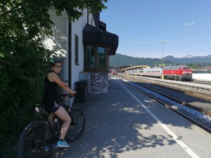 Am nächsten Morgen sind wir abfahrbereit zum biken und die 218 abfahrbereit mit ihrem IC Richtung Augsburg. Dort wird der 5teilge IC mit dem IC aus Berchtesgaden vereint und fährt dann weiter nach Hamburg. Jörg hatte neulich mal ein Video von diesem IC mit seinen 11 Wagen im Forum gezeigt.