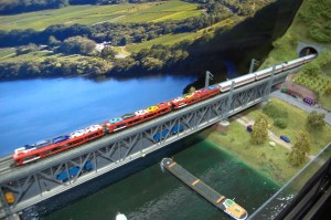 Autozug auf der Brücke