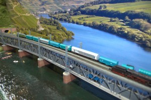 Belgischer Zug auf der Brücke