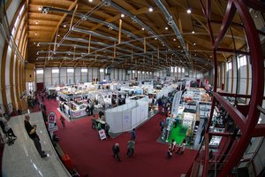 comp_20180311-096A2360.jpg (299.94 KiB) 5991 mal betrachtet Die gesamte Halle, Zwiebelrostbratenzeit, also relativ wenig Publikum