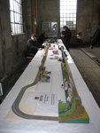 IMG_2059.JPG (262.65 KiB) 3901 mal betrachtet Im Vordergrund die über 6 m lange Strecke, hinten Jürgen mit seinen Brettchen, links Wolfgang als Aufpasser. Noch ist die Ausstellung nicht eröffnet, daher keine Zuschauer.